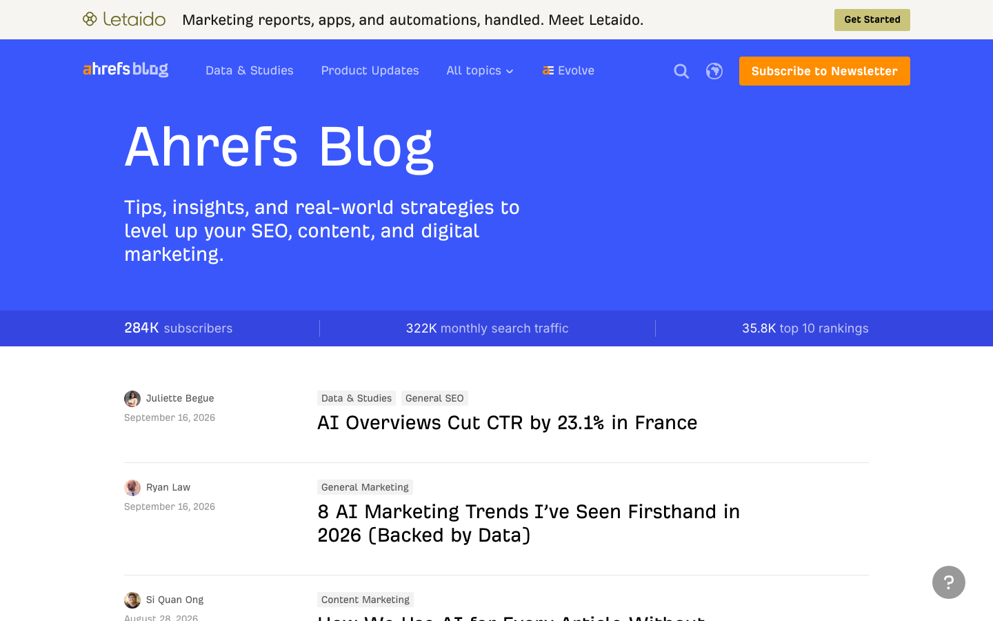 Startseite des Ahrefs Blogs mit aktuellen Artikeltiteln im Handlungs-Ergebnis-Format.